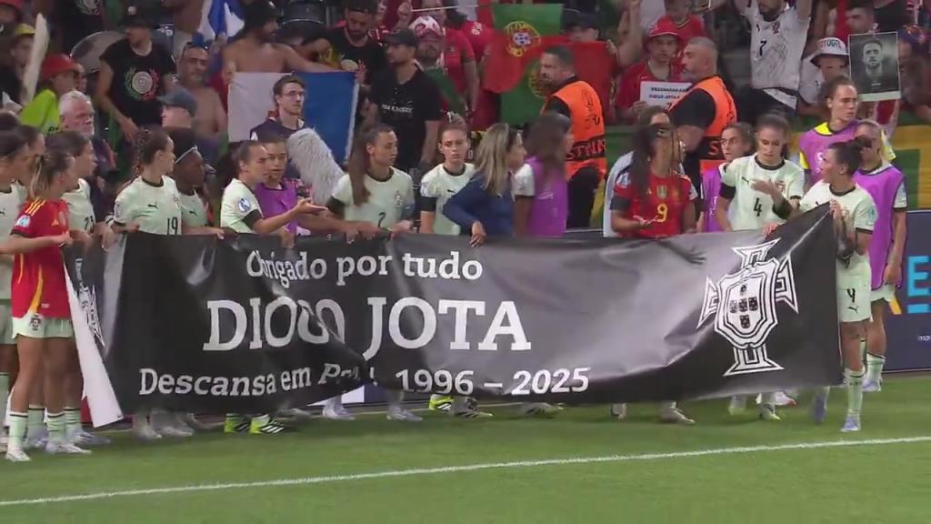 女足欧洲杯赛后,葡萄牙与西班牙球员一起缅怀因车祸去世的若塔