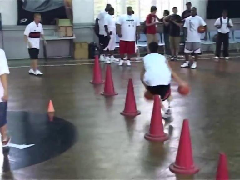 当年郭艾伦参加保罗训练营的老视频,这球感没话说