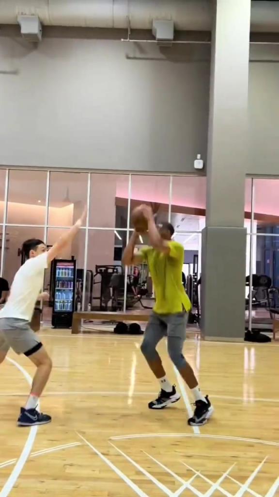 新赛季会去哪呢?威少下家未定 正在球馆狂野训练