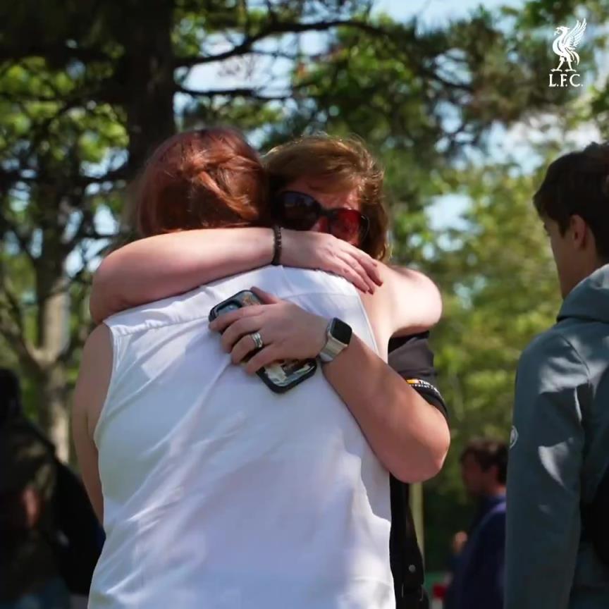 若塔永不独行!球迷在安菲尔德球场为若塔献花哀悼!