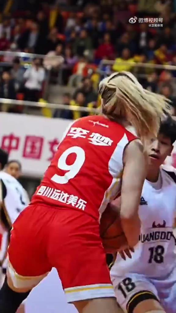 李梦这表情非常痛苦!WCBA这个防守强度给得是有点大!