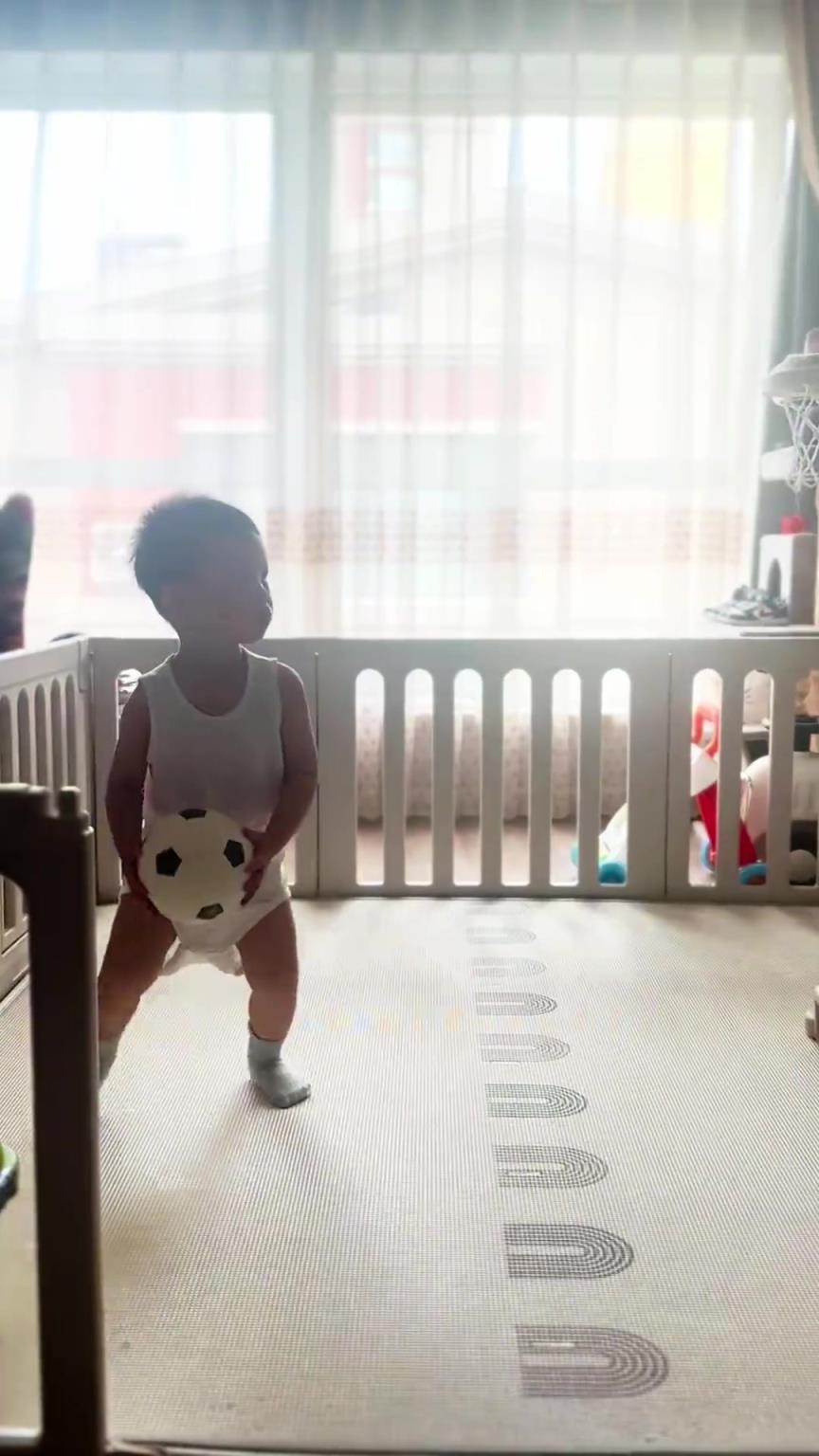 这么小就能投篮压腕训练?这不是王治郅小时候打球的样子?