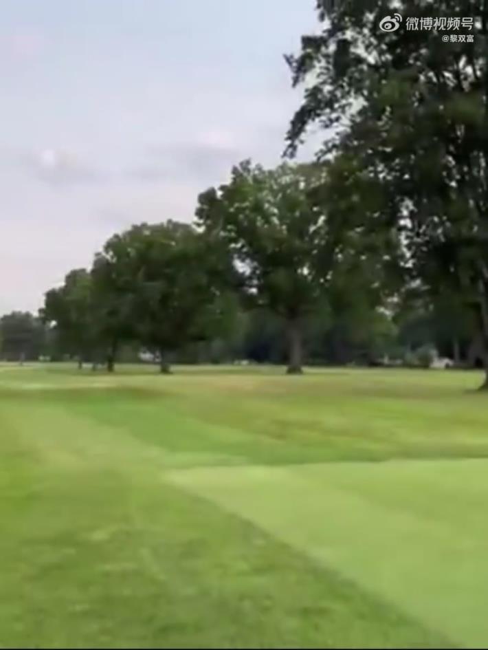 感觉一看就不太行?没想到詹姆斯的高尔夫挥杆也是力量型