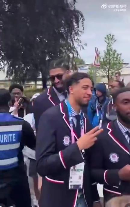 前火箭球员转行打排球进奥运了!巴丁格在奥运村和浓眉碰面,两人握手