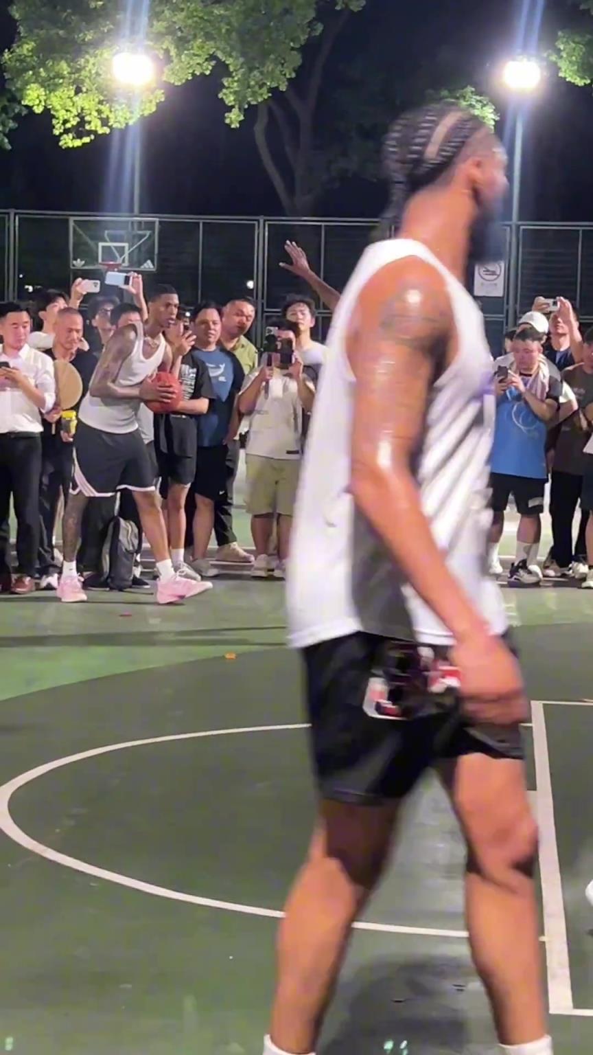 还在抱怨自己天赋不够吗?全球最强独臂少年单手球员的对决