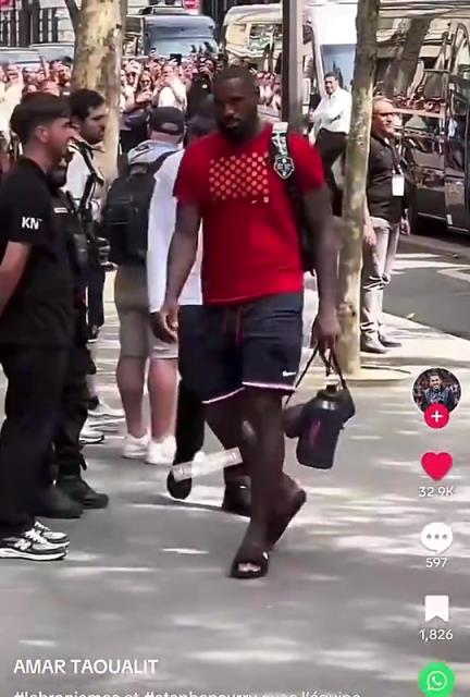 太真实了!詹姆斯和库里回酒店路上,被球迷热烈欢呼,但轮到哈利伯顿的时候……