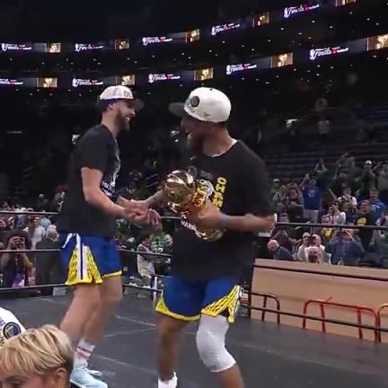 22年库里拿下FMVP,克莱对其大喊:我们要做的就是投进三分,然后拿冠军