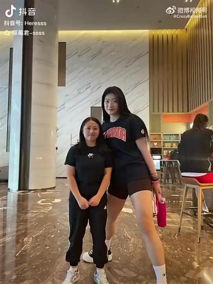 李梦和粉丝合影,这身材简直是对方的两倍!