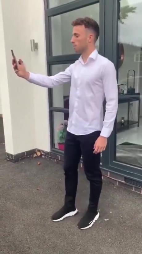 当年若塔签约利物浦时去之前还没媒体团队,自己特意录制视频庆祝