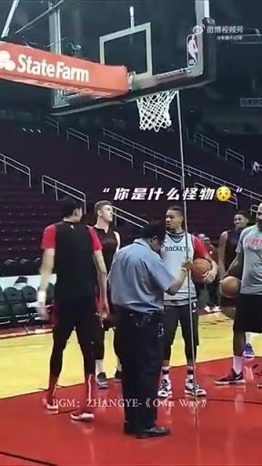 时过境迁!当年周琦给火箭众将展示摸高,一旁的哈滕还站如喽啰