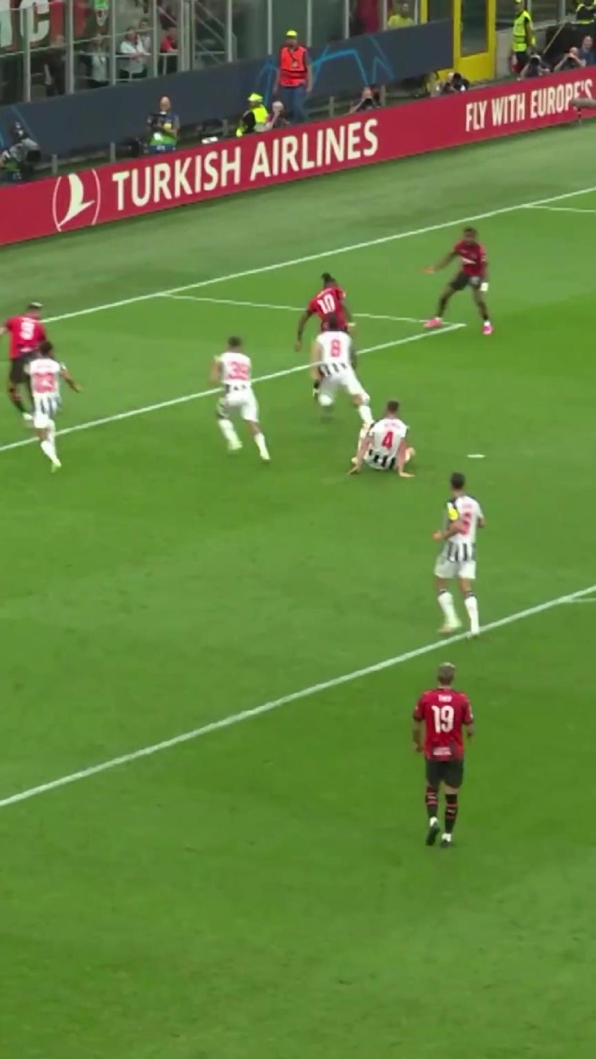 经典名场面!莱奥想复刻梅内脚后跟进球,不料“装X”失败