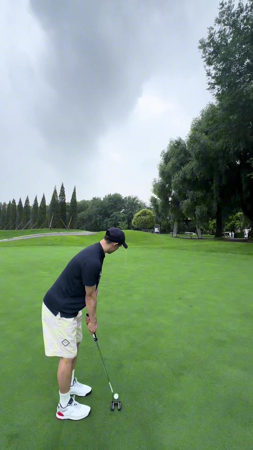 这也能应用上!赵继伟打高尔夫自信进洞提前回头