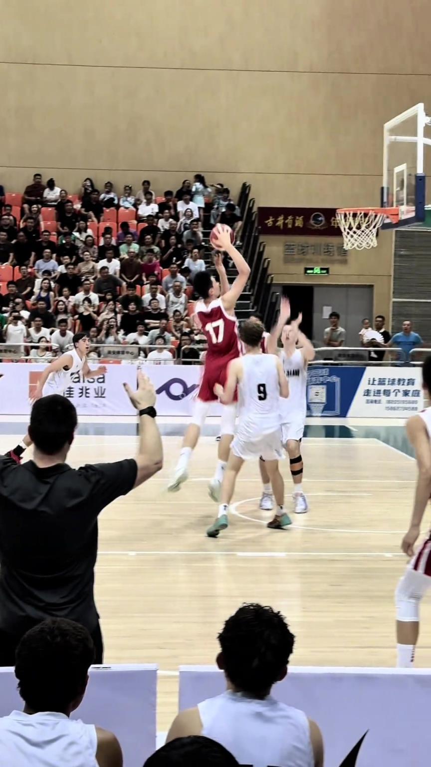 14岁214cm、中国小将赵博新!年轻就是好啊,上去就要隔扣!