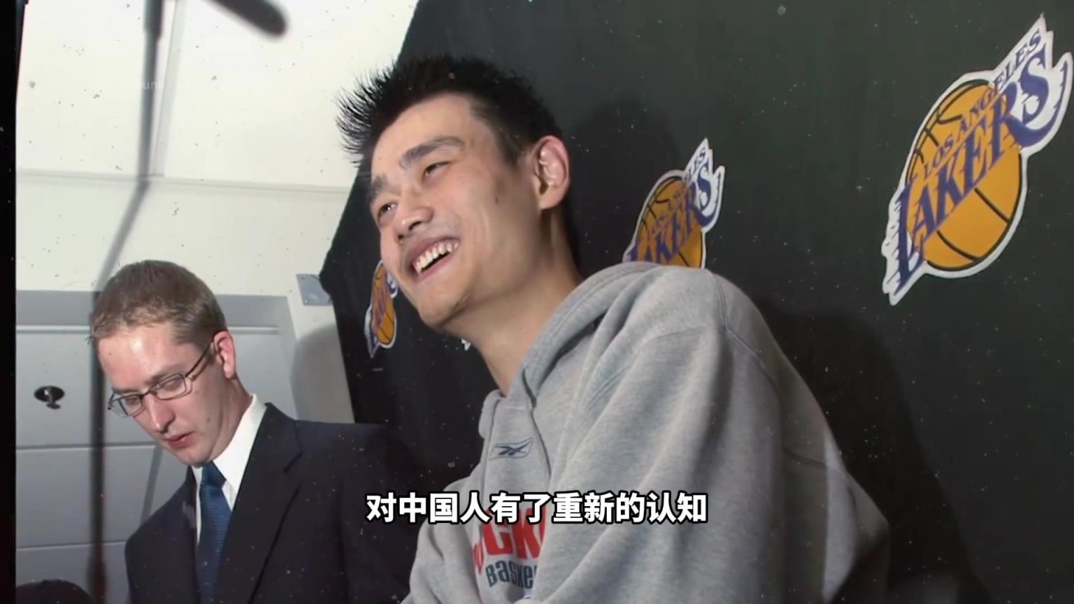 杨瀚森球衣拍卖价格仅次于弗拉格?当年姚明的经济效应有多离谱?