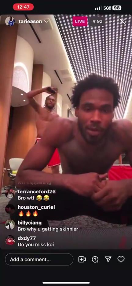 不是队友了!此前伊森在火箭新训练馆进行直播,惠特摩尔出境热舞