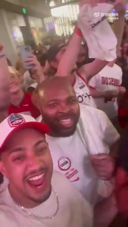 可惜啊!火箭23年捡漏选中惠特摩尔后,国外火箭球迷疯狂庆祝!