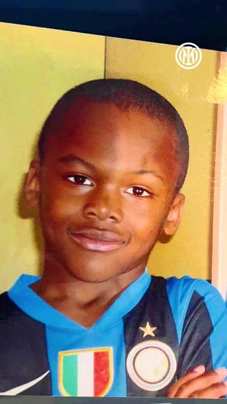 儿纯梦❤,国米官推晒出新援博尼小时候身着国米球衣照片