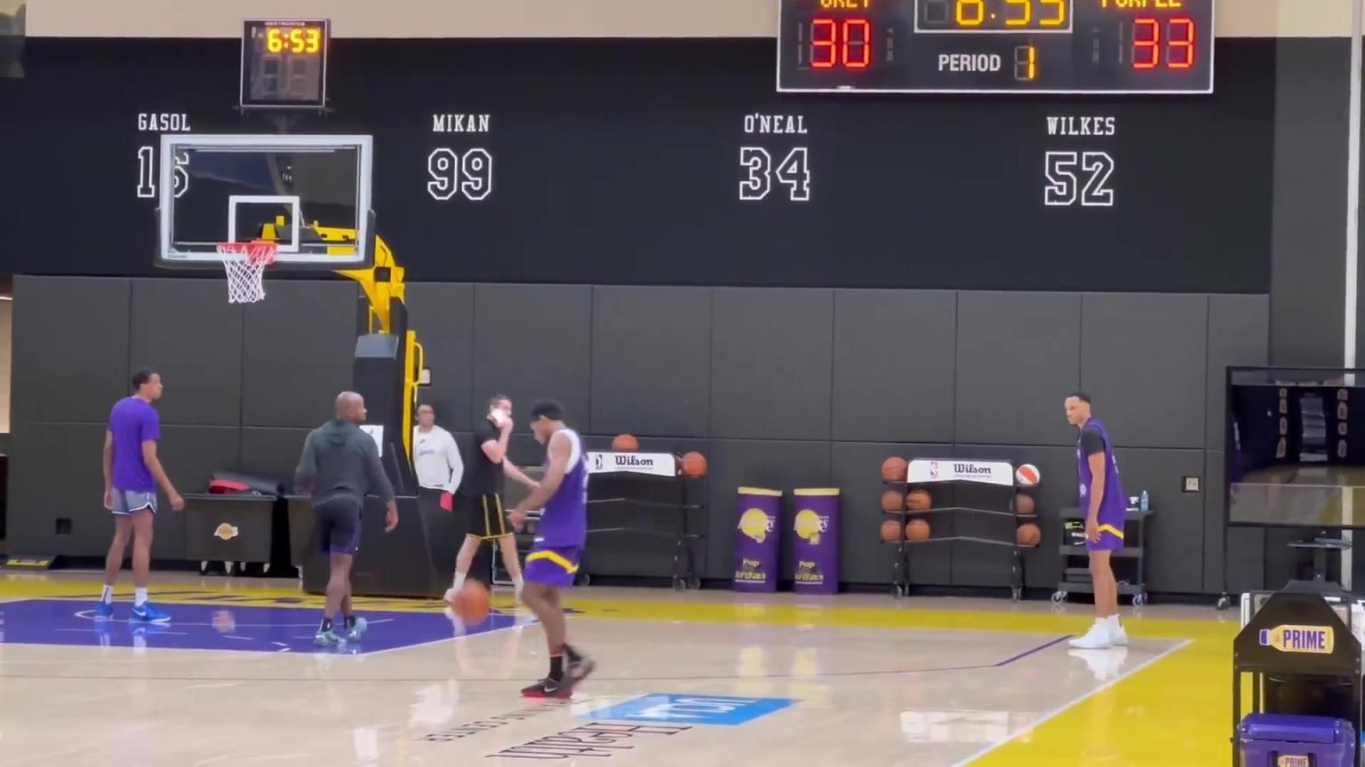 今日代表湖人出战夏联!此前贝兹利在湖人球馆训练