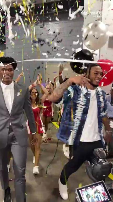 加盟火箭时,阿门和惠特摩尔现身丰田中心,拉拉队热烈欢迎