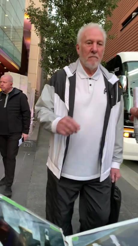 好久不见!网友街头偶遇波波维奇 看起来身体恢复得不错