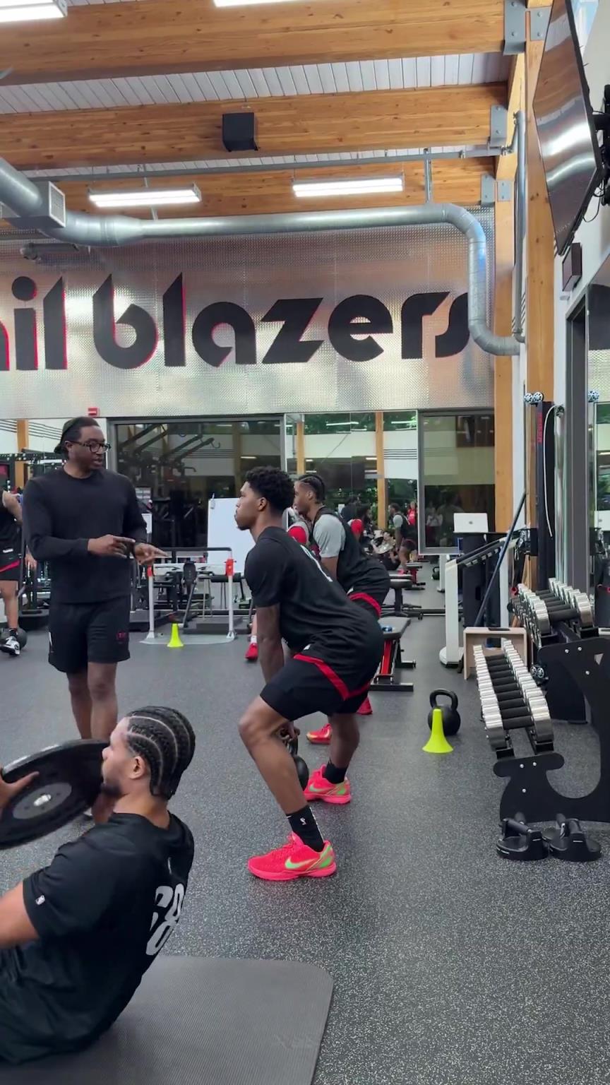 夏联多给杨瀚森传球!开拓者小乐福最新训练,还与小杨交流了几句