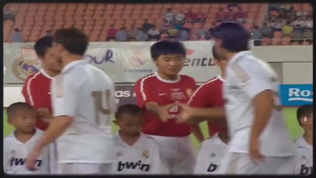 曾经我们也有俱乐部和巅峰皇马交手!如何评价这张照片的含金量?