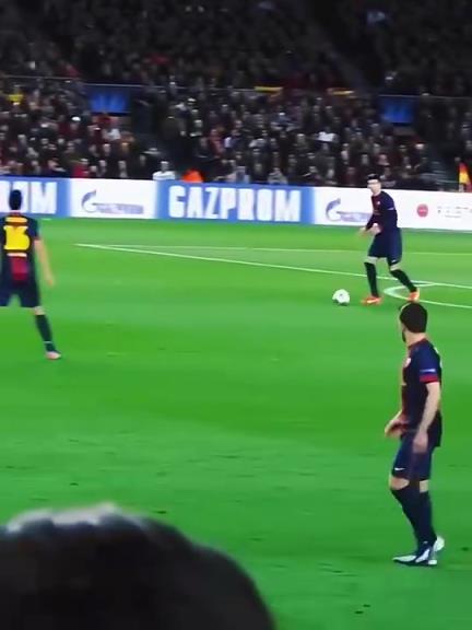 国王!名场面:诺坎普突然响起了欢呼声?原来是梅西开始热身了!