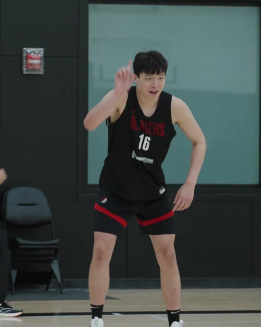 开拓者晒球队训练集锦:杨瀚森空接+劈扣轻松自如!