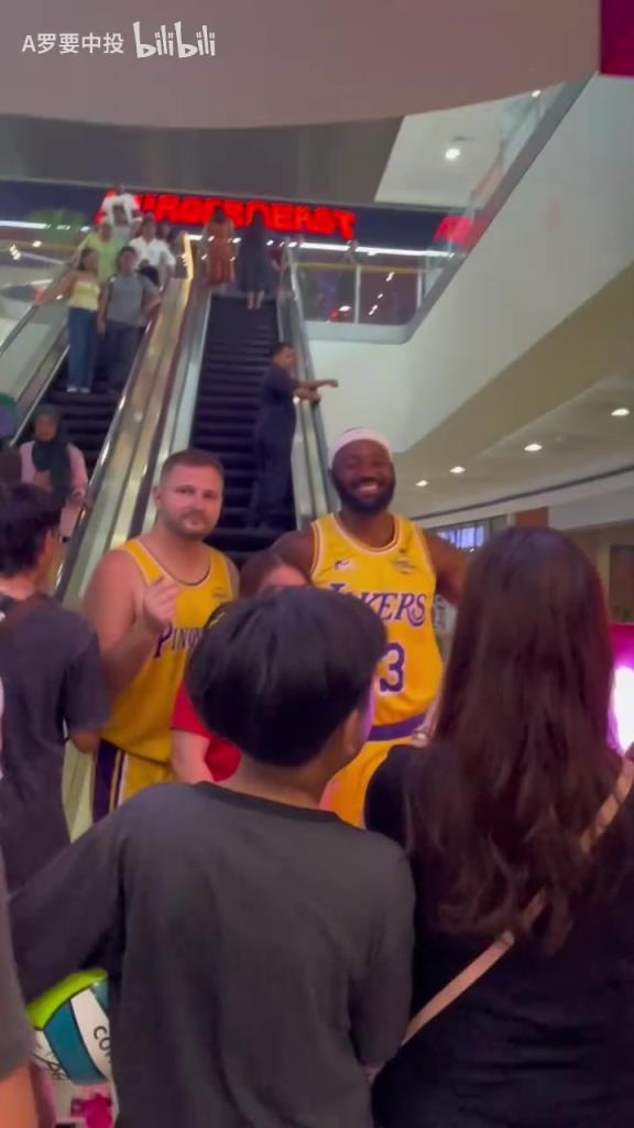 路人们争相合影!商场的冒牌詹姆斯和东契奇!这球衣是认真的吗?