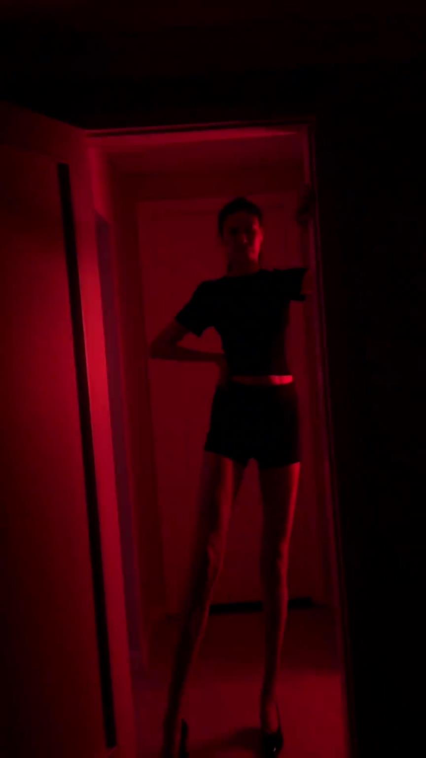 这腿确实是长啊!许诺:两米挑战扫腿舞,我来啦~