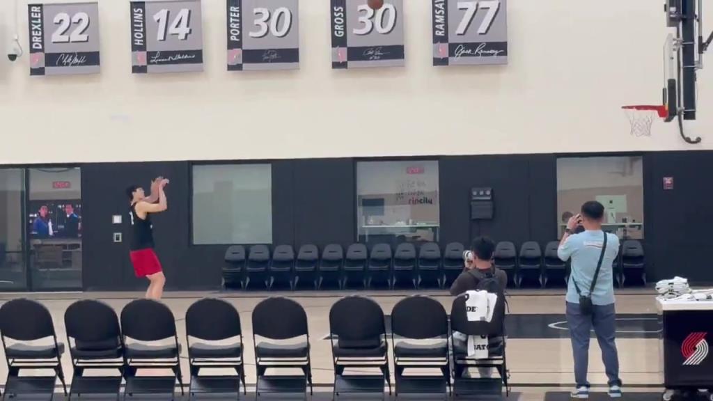 全能翻译又变陪练!杨瀚森在开拓者训练课后独自加练三分球