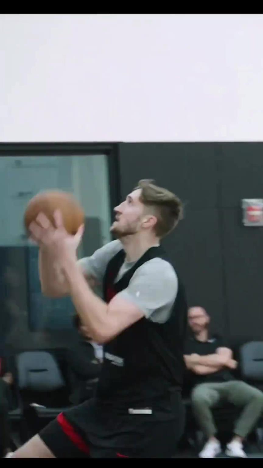 杨瀚森很投入训练,呼喊队友落位。