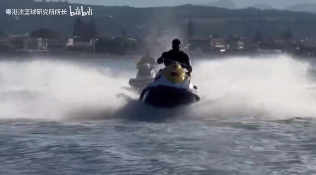 这身材简直人形高达!休赛期字母哥带着家人在海上游艇度假!