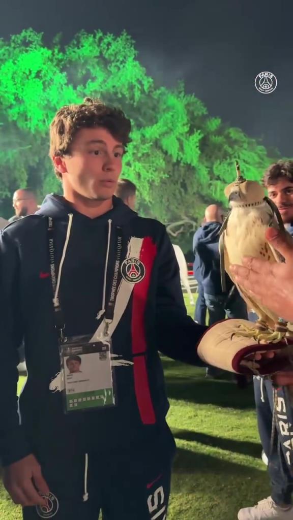 这是什么仪式?若昂内维斯神圣地接过了隼形小蛋糕!