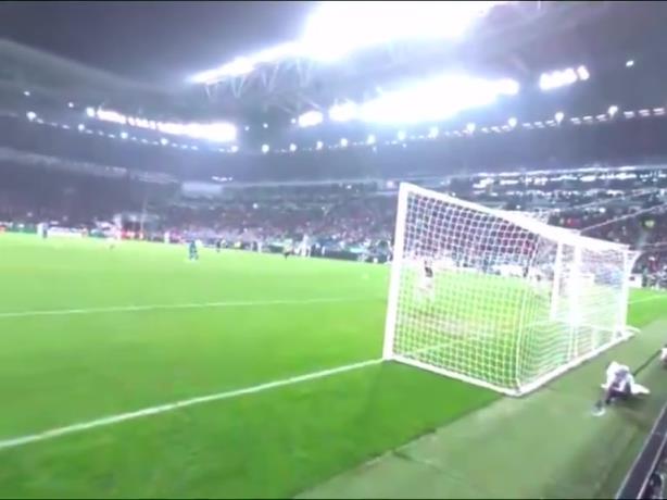 完美舒展的倒钩动作!现场直拍当年C罗的史诗级倒钩进球!