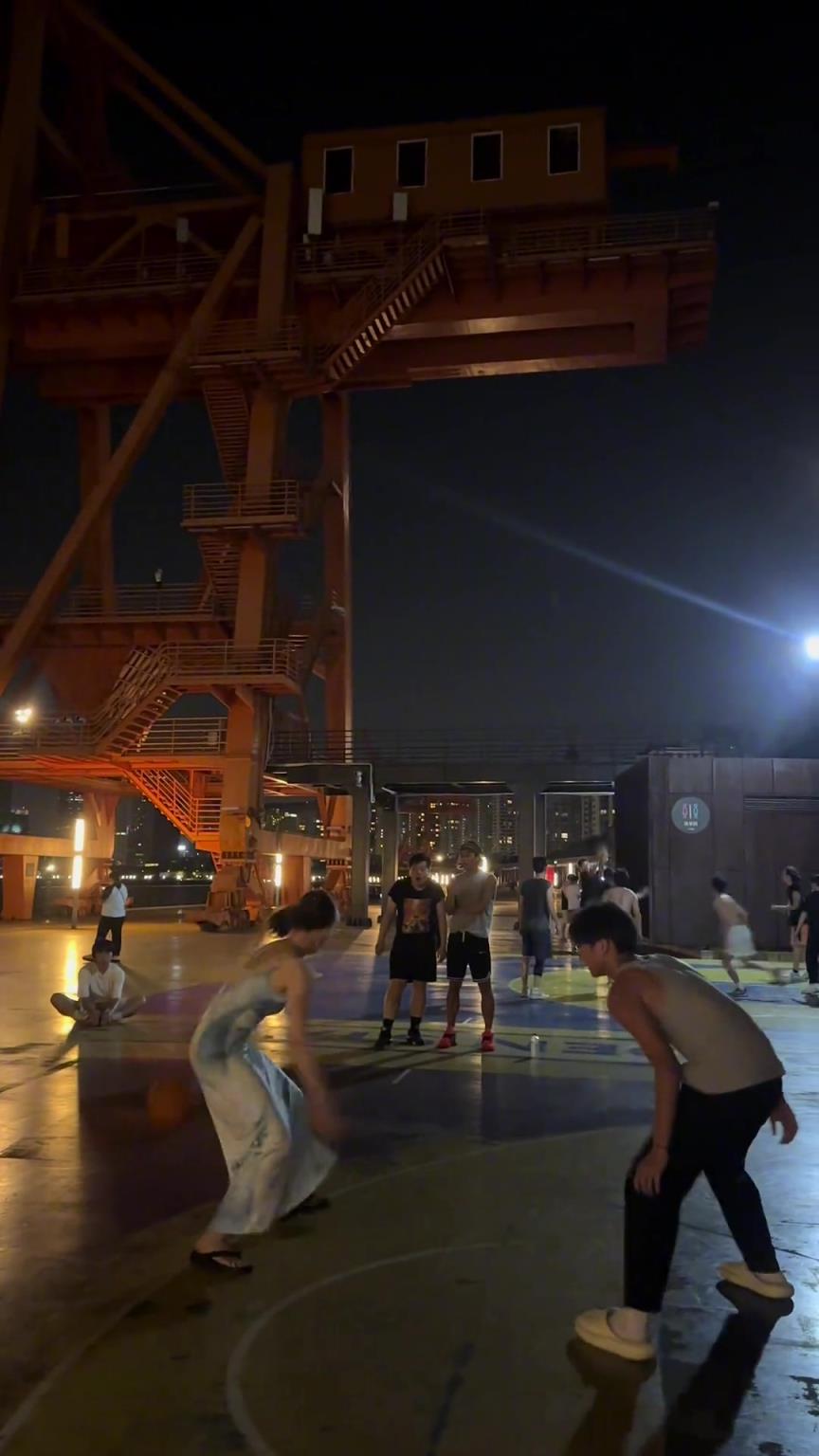 美女,你这样的话,那我上防守强度了哦!