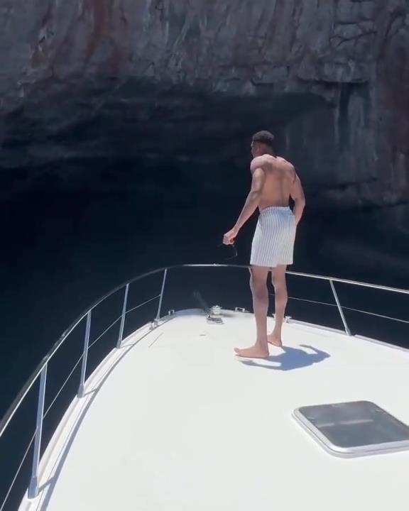 光膀子的字母哥 身材比例跟跟腱看着更恐怖了!