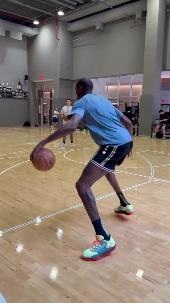 杜兰特休赛期结合球跳投训练 看着真是美如画!