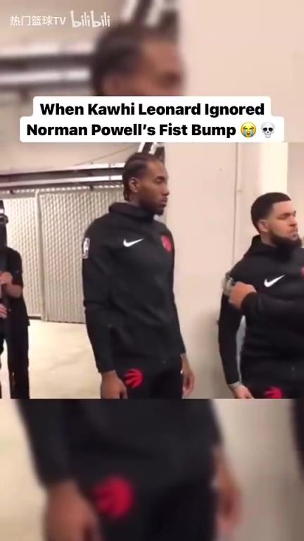 这下真的不在一个队了!经典名场面:小卡拒绝和鲍威尔碰拳!