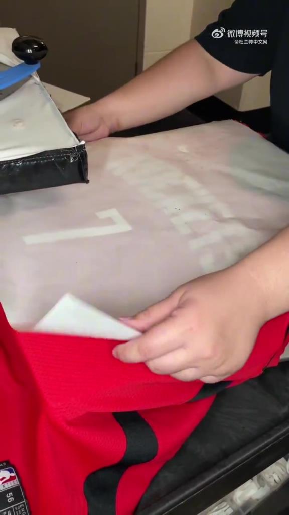 吧友们要买一件不?杜兰特的火箭球衣已经正式上线了,有点好看