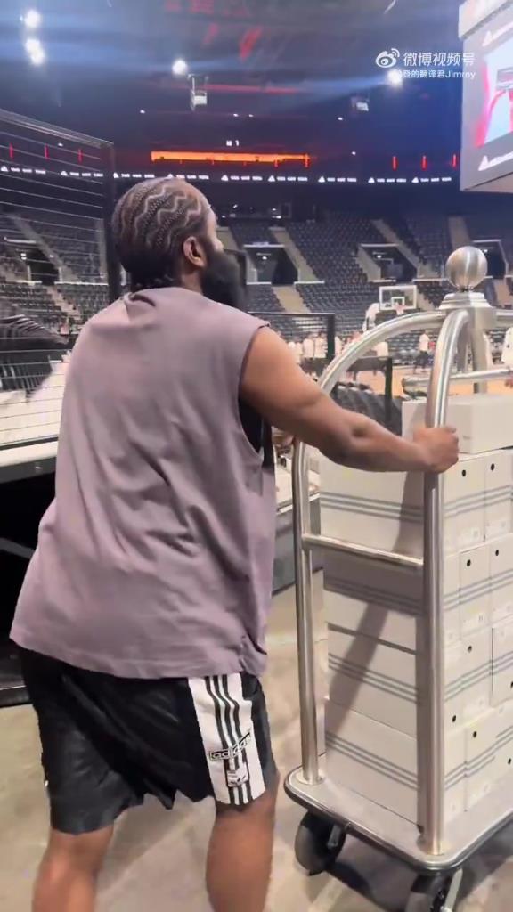 网友调侃:登哥这一幕,有种美猴王重回花果山的感觉