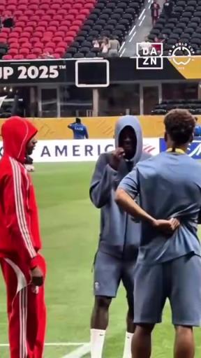 三个技术流!拜仁巴黎赛前奥利塞,登贝莱和杜埃一起聊天