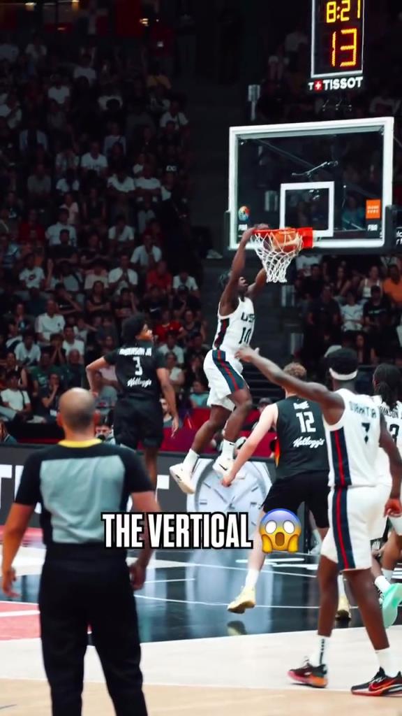 原地起飞空中躲闪还能扣!这哥们身体素质是真离谱