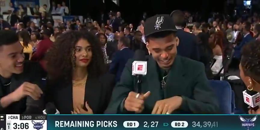 两年前文班参加选秀大会,但身旁的姐姐却不停拉扯胸前的衣服