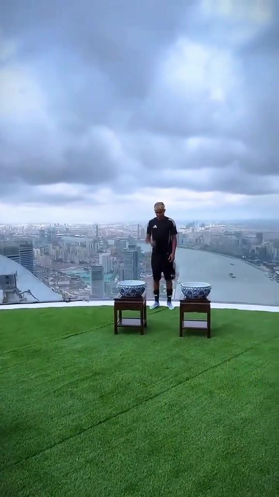 惊呆啦?亚马尔到达上海体验中国功夫,轻功水上漂!