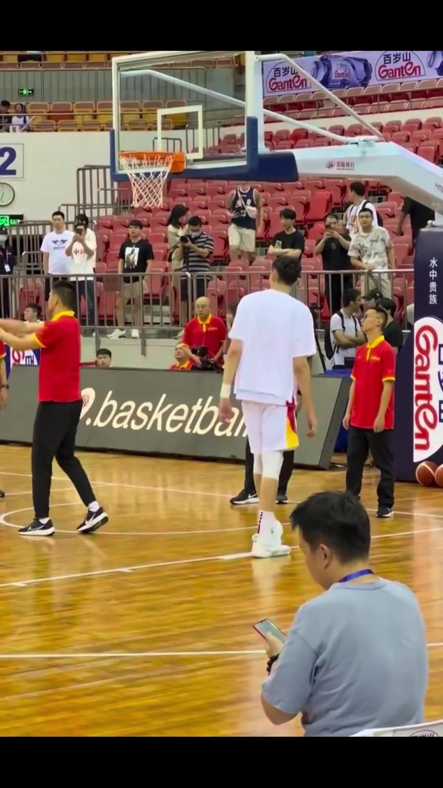 太辣眼睛了!周琦练习篮下近距离勾手,连续5次都没进!