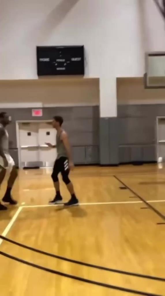 这幅快退役时期的甜瓜,进攻上也不是一般人防得住的