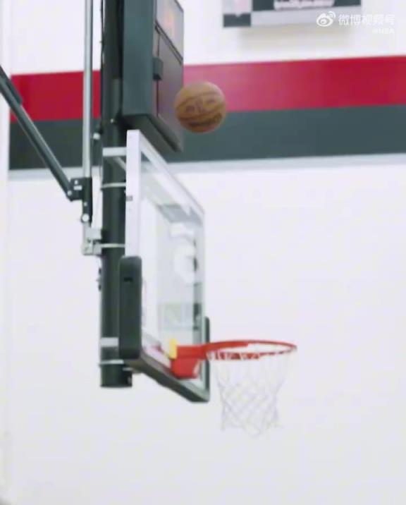 高智商篮球!开拓者队内训练,杨瀚森指挥队友跑位,随后送出助攻