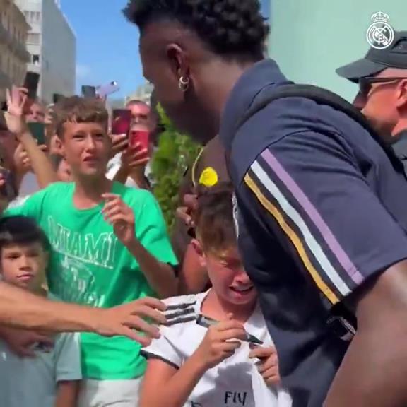 外网:维尼修斯的这段视频不会被公开,看完你不可能不爱他~