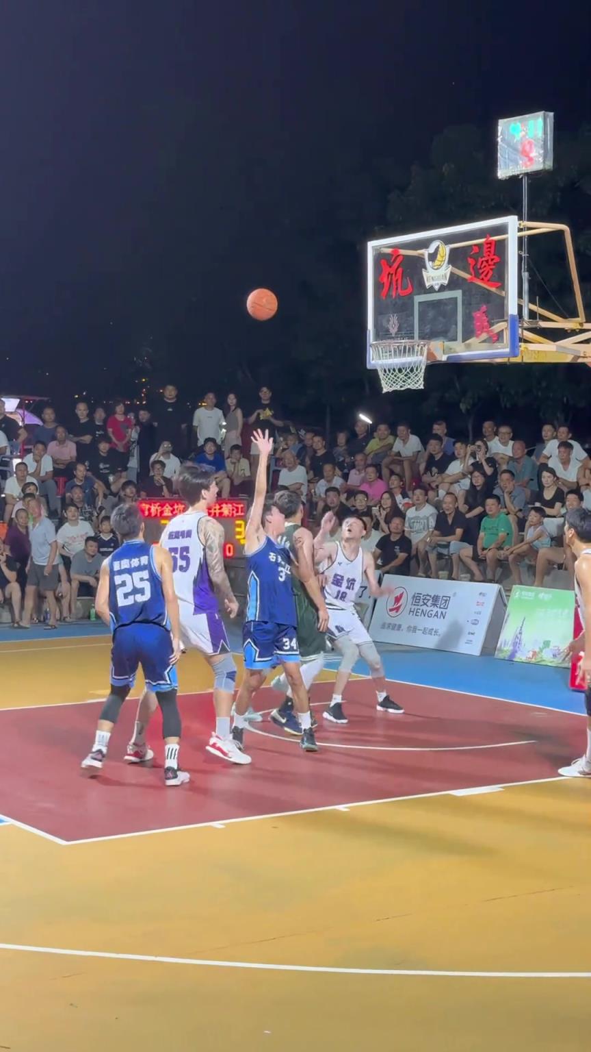 爆粗怒喷裁判!铁牛张鸿林被5个人夹击疑似犯规没吹